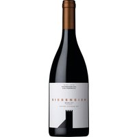 Der elegante Merlot Siebeneich stammt von der Kellerei Schreckbichl in Südtirol. Die Trauben kommen von Weinbergen mit Spalier-Anlagen in sonnenverwöhnter Hanglage. Der trockene und wärmespeichernde Quarzporphyr-Verwitterungsboden lässt die Reben nur geringe Erträge bringen