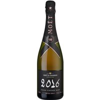 Wie jeder Jahrgangs-Champagner des Hauses Moet & Chandon ist auch dieser Grand Vintage Rosé einzigartig. Anders als andere Rosé-Weine enthält der Grand Vintage zusätzlich zu Pinot Noir erstaunlich viel Anteil Chardonnay. Nach einer Reifezeit von 7 Jahren