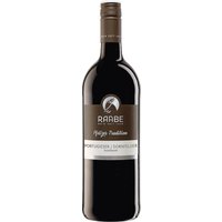 Die Kombination aus Portugieser und Dornfelder verleiht diesem Rotwein seine markante Persönlichkeit. Im Glas präsentiert sich der Raabe Pfälzer Tradition Portugieser Dornfelder 2023 in einem tiefen Rot. Das Bouquet begeistert mit Aromen von schwarzen Johannisbeeren