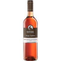 Der Raabe Pfälzer Tradition Portugieser Weißherbst fasziniert visuell mit einem schönen Rosa-Rot. In der Nase entfalten sich reife Erdbeeren und zarte weiße Blütenaromen. Am Gaumen zeigt er sich mild und süffig mit einer lebendigen Spritzigkeit und einer deutlichen Restsüße. Die Portugieser-Trauben gedeihen auf leichten Sand-Lößböden in sanfter Hanglage und verleihen dem Wein seine besondere Frische. Ideal für Grillpartys und Sommerfeste