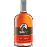 Ein außergewöhnlicher Likör aus der Pfalz präsentiert sich hier: Raabe's Chili-Rosé Likör Pfälzer Geister. Dieser Likör kombiniert süße und scharfe Noten zu einem verführerischen Geschmackserlebnis. Hergestellt aus Weintraubenbrand und verfeinert mit rotem und weißem Traubensaft