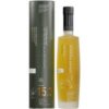 Der Octomore 15.3 Whisky der Bruichladdich Distillery überzeugt mit seiner intensiven Rauchigkeit und dem markanten Torfcharakter. Hinzu kommen maritime Noten