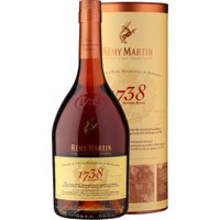 Louis XIII Cognac von Rémy Martin zeigt sich im Glas in einem schimmernden Kupferton. Die Nase verführt mit großzügigen Noten von Pflaume und Feigenmarmelade