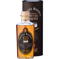 Sibona Grappa Riserva Botti da Porto zeigt im Glas eine tiefgründige Bernsteinfarbe. Die traditionsreiche Destillerie Distilleria Sibona Spa aus dem Piemont hat hier eine elegante Spirituose geschaffen. In der Nase entfaltet sich ein komplexes Bouquet von feinfruchtigen und ausgereiften Aromen