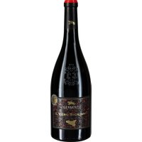 Der Gergenti Il Vero Siciliano Rosso begeistert mit leuchtend rubinroter Farbe und einem reichhaltigen Aromenspektrum. Dabei dominieren reife rote Früchte wie Kirschen und Beeren. Ergänzt wird diese Fruchtigkeit von würzigen Noten wie schwarzem Pfeffer und mediterranen Kräutern. Der vollmundige Geschmack wird durch geschmeidige Tannine und einem Hauch von Vanille und Schokolade abgerundet. Die Trauben dieser Cuvée aus Nero d'Avola