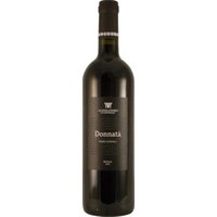 Der Donnatà Rotwein von Alessandro di Camporeale aus Sizilien ist ein beeindruckender Nero d'Avola. Dieser Wein zeigt sich rubinrot mit anhaltenden Reflexen und einer vielschichtigen Textur von roten Früchten wie Brombeere und Kirsche. Der 2021er Jahrgang vereint kräftige Beerenaromen mit einer lebendigen Säure und weichen Tanninen. Harmonisch und trinkfertig eignet er sich hervorragend zu Anelletti al forno alla palermitana oder Braten. Der Wein wird in Camporeale auf einem 380 Meter hoch gelegenen Weinberg angebaut. Die Böden sind lehmig