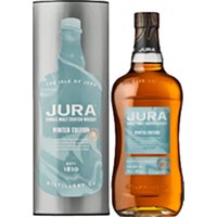 Jura Cask Editions feiern die Verbindung von Land und Spirit. Wir bringen erlesene Fässer aus der ganzen Welt auf unsere Insel und in Verbindung mit unserem Whisky. Die einzigartige Winter Edition lässt uns eintauchen in die Welt des vollmundigen Sherry Cask Finishes. Zunächst in American White Oak Ex-Bourbon Casks gereift