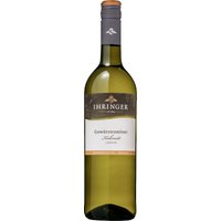 Goldgelb im Glas schimmert der Ihringer Gewürztraminer Kabinett 2022 der Kaiserstühler Winzergenossenschaft. In der Nase verlocken Aromen von Birne
