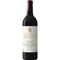 Der Alión 2020 von Finca Vega Sicilia aus der berühmten Region Ribera del Duero präsentiert sich kraftvoll und harmonisch. Seine Aromen von Kirschen und feinen Kräutern verschmelzen zu einem ausgewogenen und frischen Profil. Samtene Tannine und ein langer Abgang betonen die Komplexität dieses spanischen Rotweins. Der Alión besticht durch seine Herkunft von den vielfältigen Böden und den besonderen Klimaeinflüssen der Ribera del Duero
