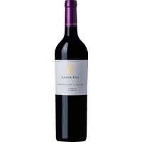 In einem schönen Rotton funkelt der Ernie Els Proprietor’s Blend im Glas. Intensive Aromen von dunkler Schokolade und schwarzem Pfeffer entfalten sich im Bouquet