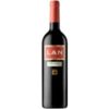 Der LAN Rioja Crianza 2020 bietet eine beeindruckende Verkörperung handwerklicher Sorgfalt der Bodegas LAN aus dem historischen Anbaugebiet Rioja in Spanien. Die Verfügbarkeit einer leuchtenden granatroten Farbe mit violetten Reflexen prägt das Erscheinungsbild dieses Weines. Durch die geschickte Verschmelzung der Aromen von reifen roten Früchten