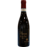 Den finalen Schlusspunkt im Ikonen-A-Z setzt das Weingut Zenato! Die Italiener vinifizieren nah am Lago di Garda eine ganz besondere Spezialität. Tiefdunkel und fast undurchdringlich ist das Rubinrot dieses Rotweins der Superiore-Qualität