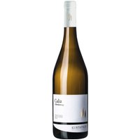 Auf hoch gelegenen und als Terrassen formierten Weinbergen wachsen die Trauben für den Chardonnay Caliz. Wohlbehütet von warmen Südwinden und nächtlicher Abkühlung gelingt der Kellerei Kurtatsch hier ein Weißwein der Extraklasse. Der aus handverlesenen und schonend verarbeiteten Beeren hergestellte Chardonnay erfreut mit exotischen