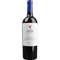Die Tempranillo-Trauben für den Mas De Leda Viñas Viejas Bio stammen aus alten Reben entlang des Duero Flusses. In einem dunklen Granatapfelrot mit bernsteinfarbenen Reflexen präsentiert dieser Rotwein eine viskose Konsistenz. In der Nase entfalten sich Aromen von schwarzen Früchten