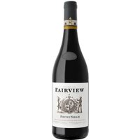Ein dunkler Rotton prägt den Fairview Petite Sirah 2021 aus dem Western Cape. Vielschichtige Aromen von Pflaumen