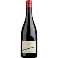 Der Anrar Pinot Noir aus dem Jahr 2021 der Kellerei Andrian präsentiert sich mit einer faszinierenden Aromenvielfalt. Das Bouquet reicht von staubigen Rosen über Lavendel bis hin zu getrockneten Kirschen. Die samtige Textur dieses Rotweins wird von komplexen Aromen roter und blauer Früchte begleitet. Eine lebendige Säure verleiht ihm beeindruckende Frische und Länge. Im Geschmack dominieren reife Himbeeren und Erdbeeren
