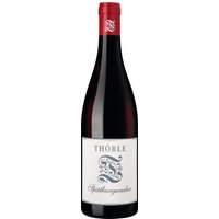 Hinter dem Namen Thörle steht eine Familie mit langer Weinbautradition. Heute wird das rheinhessische Weingut sehr erfolgreich von den Brüdern Christoph und Johannes geführt. Der Gutswein Spätburgunder stammt von kalkhaltigen Böden rund um Saulheim und zeigt bereits die Handschrift der Winzer-Jungstars. Ausgeprägte Aromen dunkler Beeren und minzige Anklänge werden von einer schönen Säure sowie einer intensiven Mineralität untermalt.