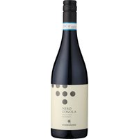 Der Mandrarossa Costadune Nero d'Avola Bio beeindruckt durch seine intensiv rote Färbung. In der Nase entfalten sich Aromen von schwarzen Kirschen