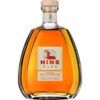 Golden schimmernd und verführerisch mit seinem bernsteinfarbenen Glanz präsentiert sich der Hine Cognac Rare Fine Champagne von Thomas Hine et Co. In der Nase zeigt er ein blütenbetontes Aroma
