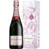 Dieser elegante Luxus-Champagner von Moët & Chandon wurde überwiegend aus der Rebsorte Pinot Noir gewonnen und duftet nach Rosenblättern und Süßkirschen