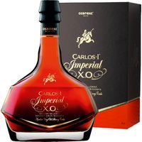 Tiefe Bernsteinfarbe und ein Duft von gerösteten Nüssen sowie Trockenfrüchten prägen diesen Brandy aus Andalusien. Carlos I Imperial X.O. zeigt am Gaumen samtweiche