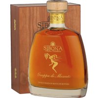 Ein faszinierendes Erlebnis aus dem Piemont: Die Sibona Grappa di Moscato Invecchiata beeindruckt mit aromatischen und charaktervollen Noten. Diese besondere Jahrgangsgrappa zeigt sich in einer klaren Bernsteinfarbe und verführt durch elegante Holznuancen im Duft. Die Brennerei Sibona