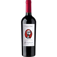Kräftig und ausdrucksstark präsentiert sich der Viejo Feo Grand Reserve Cabernet Sauvignon aus dem Valle de Maule. Der Wein zeigt ein tiefes Rubinrot im Glas und entfaltet komplexe Aromen von reifen roten Früchten wie Johannisbeeren und Pflaumen. Seine 12-monatige Reifung im Eichenfass verleiht ihm zusätzliche Tiefe