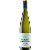 Der Weinbiet Haardter Schlossberg Riesling aus der Pfalz von der Weinbiet Manufaktur eG zeigt sich als feingliedriger und charaktervoller Weißwein. Aromen von weißem Pfirsich und Quitte prägen sein schlankes und feinfruchtiges Profil. Die kräftige Säurestruktur verleiht ihm Lebendigkeit und sorgt für ein harmonisches Gesamtbild. Dieser Riesling passt hervorragend zu leichten Vorspeisen und Fischgerichten. Als Qualitätswein der Pfalz spiegelt er die hervorragenden Bedingungen und die Expertise des Erzeugers wider. Ein ausgewogener Riesling