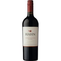 Das familiengeführte Weingut Hahn im kalifornischen Monterey besitzt schweizerdeutsche Wurzeln - der ehemalige Geschäftsmann Nicolaus "Nicky" Hahn gründete es 1979. So wird aus dem klassischen Cabernet Sauvignon im Land der Neuanfänge und Erfolgsgeschichten etwas ganz Besonderes. Durch den Ausbau in französischer Eiche entwickeln sich komplexe Aromen von dunkler Frucht mit würzigen Noten von Tabak und Lakritz. Strukturiert und samtig.