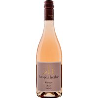 Der Kaspar Herke Spätburgunder Rosé aus dem Rheingau zeigt sich fruchtig und frisch mit einer harmonischen Balance aus Süße und Säure. Die lebhafte Kohlensäure verleiht ihm eine besondere Frische. Der Wein entfaltet im Glas Aromen von roten Früchten
