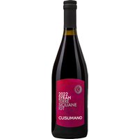 Intensive Noten von schwarzen Kirschen und Brombeeren prägen das Bouquet dieses kräftigen Rotweins aus Sizilien. Eine ausgeprägte Würze mit Nuancen von schwarzem Pfeffer und Zimt verleiht dem Syrah ein charaktervolles Profil. Am Gaumen präsentiert sich der Wein vollmundig