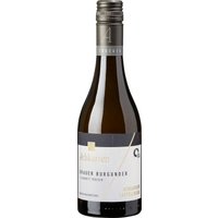 Vom malerischen Achkarren in der Region Baden stammt der Graue Burgunder Kabinett 2023 der Winzergenossenschaft Achkarren. Dieser Wein besticht durch feine Fruchtnuancen von Apfel und Zitrusfrüchten. Intense Aromen von Aprikose