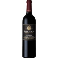 Der beeindruckende Tokara Reserve Collection Cabernet Sauvignon aus dem Jahr 2021 zeigt bereits auf den ersten Blick eine brillante purpur-schwarze Farbe. Aromen von schwarzen Kirschen