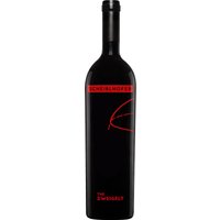 Andau im Burgenland ist dank seines warmen Klimas und der Schotterböden für seine kräftig-aromatischen Rotweine bekannt. So zeigt sich auch der in tiefem Dunkelrot schimmernde "The Zweigelt" vom Weingut Erich Scheiblhofer nach acht Monaten in neuen Barriques mit einer vielschichtigen und opulenten Ausdruckskraft. Vollmundig und samtig weich am Gaumen werden die saftigen Aromen schwarzer und roter Früchte von würzigen Noten untermalt.
