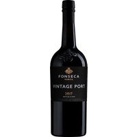 Der Fonseca 2017 Vintage Port zeigt sich im Glas mit einem tiefen lila-schwarzen Kern und einem schmalen violetten Rand. In der Nase entfaltet sich ein dichtes und kompaktes Aroma mit einer beeindruckenden Tiefe