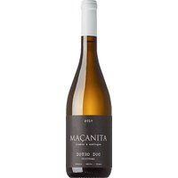 Der Maçanita Douro branco 2023 vereint die Expertise von Joana und Antonio Maçanita. Der Duft überrascht mit blumigen Noten und intensiver Frische. Am Gaumen zeigt sich eine knackige Struktur und eine cremige Textur