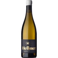 Der Hellmer Chardonnay Réserve 2022 aus Mittelhardt in der Pfalz offenbart eine spannende Geschmackswelt. Die Aromen von Ananas und Melone verbinden sich mit Aprikose und einer feinen Holzwürze. Ein subtiler Hauch von Rauch rundet das Bouquet ab. Am Gaumen präsentiert sich der Chardonnay kräftig und substanzreich