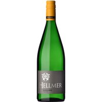 Der Hellmer Riesling Trocken aus der Pfalz bringt die charakteristischen Merkmale seines Terroirs eindrucksvoll zur Geltung. In der Nase entfaltet sich ein komplexes Bouquet von grünem Apfel