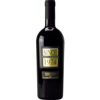Der 2022er Palorino Emera Since 1974 Primitivo di Manduria aus Apulien zeigt sich in tiefem Rubinrot. Vielschichtige rote Fruchtaromen dominieren