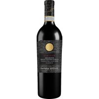Im tiefen Rubinrot präsentiert sich dieser 2018er Simison Amarone della Valpolicella von der Società Agricola La Bollina. Sein komplexes Bouquet entfaltet faszinierende Aromen von schwarzer Johannisbeere