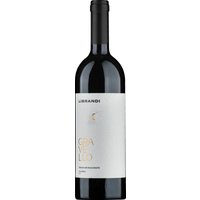 Würzige Kraft aus dem Süden: In der Sonne Kalabriens reiften die Trauben für diesen Wein. Er leuchtet purpurrot im Glas und verführt mit einem Duft von dunkler Frucht wie Brombeere
