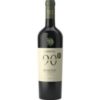 Der Novantaceppi Primitivo Bio aus dem Jahr 2023 präsentiert sich in einem leuchtenden Rot und überzeugt durch seine komplexe Struktur. Dieser körperreiche Rotwein aus Apulien