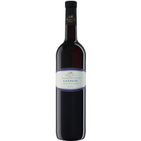 Diese Lagrein von den Oberkircher Winzern aus dem Jahrgang 2022 präsentiert sich in einem tiefen Schwarzrot mit violetten Reflexen. Das Bukett vereint intensive Aromen von reifen Pflaumen