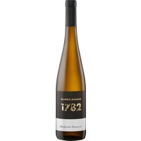 Der Oberkircher Klingelberger 1782 Spätlese des Jahrgangs 2022 präsentiert sich im Glas in einem leuchtenden Strohgelb. Die aromatische Vielfalt reicht von reifen Pfirsichen und saftigen Zitrusfrüchten bis hin zu erfrischender Stachelbeere. Vegetative Noten von frisch gemähtem Gras und eine dezente Röstaromatik runden das Duftprofil ab. Am Gaumen zeigt sich der Wein mit einer rassigen Säure