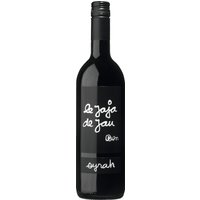 Der Jaja de Jau Syrah 2023 präsentiert sich in einem tief purpurroten Farbton. Kraftvoll und vollmundig zeigt er am Gaumen saftige Noten roter Beeren
