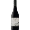 Der Skaapvelt Shiraz des Jahrgangs 2023 präsentiert im Glas eine tief weinrote Farbe. Ein komplexes Bouquet von schwarzen Johannisbeeren und saftigen Pflaumen prägt das aromatische Profil dieses Rotweins aus der Western Cape-Region in Südafrika. Die 12-monatige Reifung in amerikanischen Eichenfässern verleiht den Tanninen eine fein integrierte Struktur