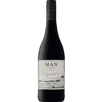 Der Skaapvelt Shiraz des Jahrgangs 2023 präsentiert im Glas eine tief weinrote Farbe. Ein komplexes Bouquet von schwarzen Johannisbeeren und saftigen Pflaumen prägt das aromatische Profil dieses Rotweins aus der Western Cape-Region in Südafrika. Die 12-monatige Reifung in amerikanischen Eichenfässern verleiht den Tanninen eine fein integrierte Struktur