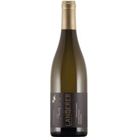 Der Wein aus dem vulkanverwitterten Gestein mit reichlichnKalkeinschluss zeichnet sich durch seine besondere Herstellung aus. Nach einernMaischestandzeit von 8 Stunden erfolgt die Spontangärung und Lagerung auf dernVollhefe für 12 Monate im Barrique