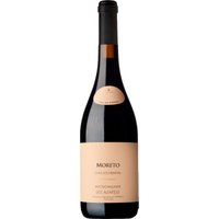 Der Fita Preta Moreto Tinto 2018 aus der renommierten Anbauregion Alentejo in Portugal beeindruckt durch seine Seltenheit – nur 1.993 einzeln nummerierte Flaschen wurden hergestellt – und seine bemerkenswerte Komplexität. Der Wein zeigt eine rubinrote Farbe und eine frische Nase mit Noten von bitteren roten Früchten