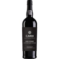 Der Carm Late Bottled Vintage Port 2019 aus der Douro-Region präsentiert sich mit beeindruckender Tiefe und Komplexität. Der LBV Portwein